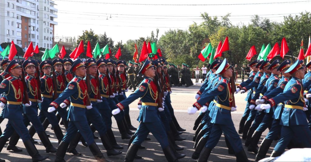Soldati della Transnistria marciano in occasione dei festeggiamenti per l'anniversario dell'indipendenza del paese.