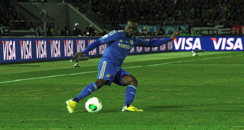 Victor Moses in azione con la maglia del Chelsea