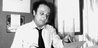 Beppe Viola con la macchina da scrivere