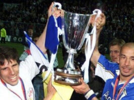 Gianfranco Zola e Gianluca Vialli con la Coppa delle Coppe vinta dal Chelsea.