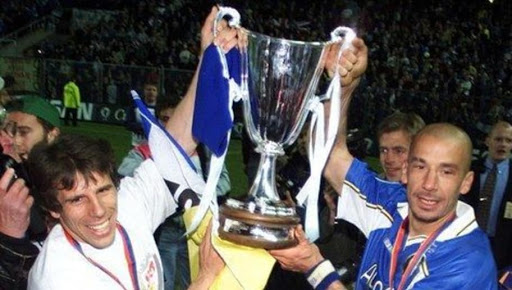 Gianfranco Zola e Gianluca Vialli con la Coppa delle Coppe vinta dal Chelsea.