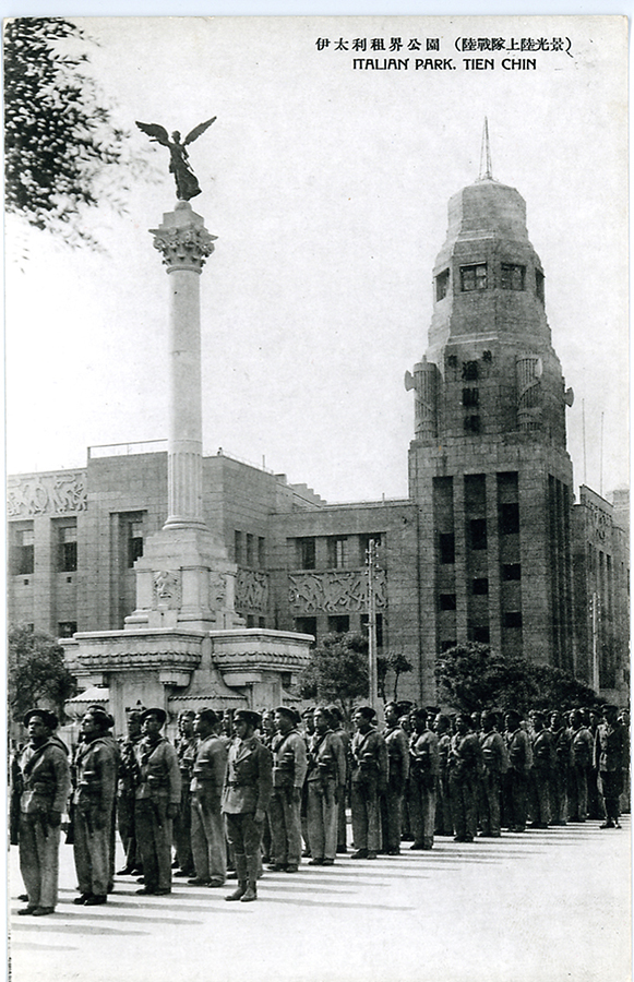 Soldati italiani in piazza Regina Elena.