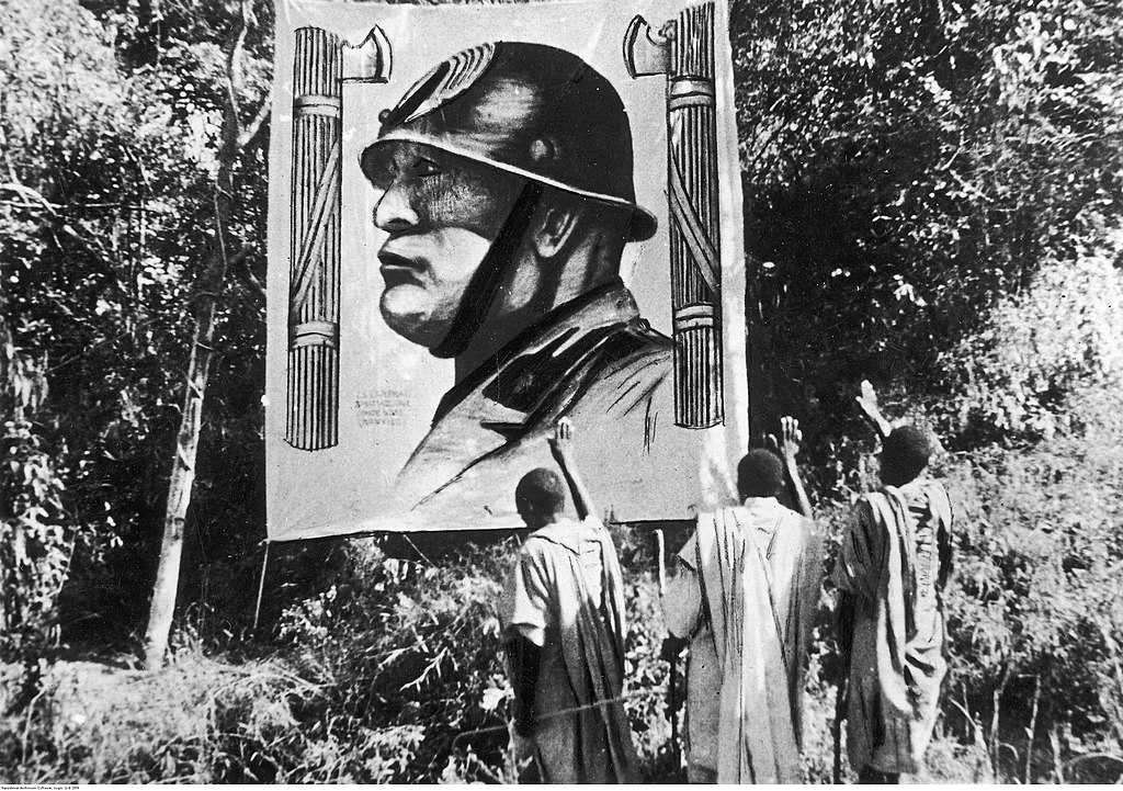 Fotografia di propaganda, con etiopi che salutano il Duce a Mekkele, 1935