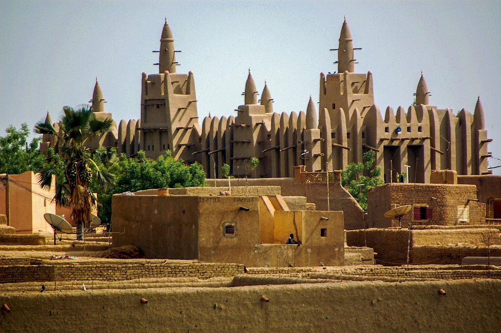 La Grande Moschea di Djenné. Costruita intorno al XIII secolo, è la più grande struttura di fango e legno al mondo. La struttura attuale venne ricostruita sulle rovine dell'originale all'inizio del XX secolo. 