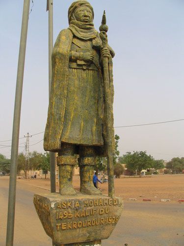 Una statua dedicata ad Askia a Gao. Non esistono rappresentazioni del tempo che ci descrivano l'aspetto di Askia 