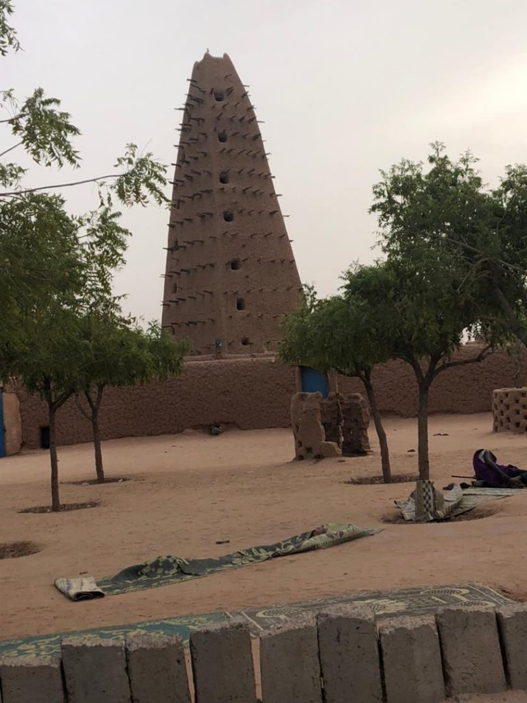 La Torre di Agadez, odierno Niger, capitale dell'omonimo sultanato tuareg, vassallo di Askia