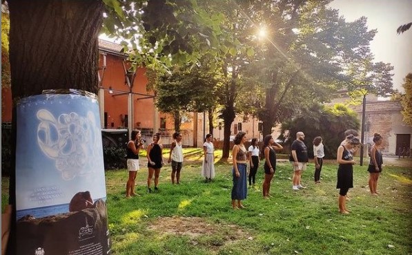 Terenzi, Battistoni e Tomasello durante la performance. Nessunə esclusə di Truth inside females e Valentina Battistoni