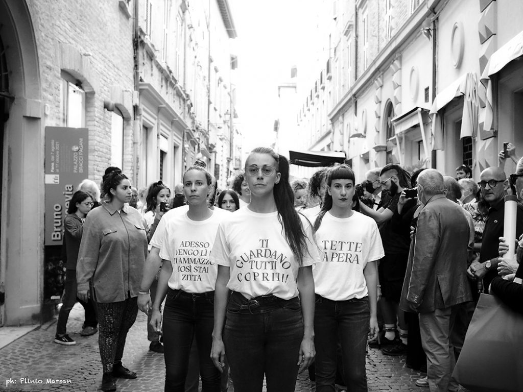 Terenzi, Battistoni e Tomasello durante la performance. A metà della marcia. Nessunə esclusə di Truth inside females e Valentina Battistoni