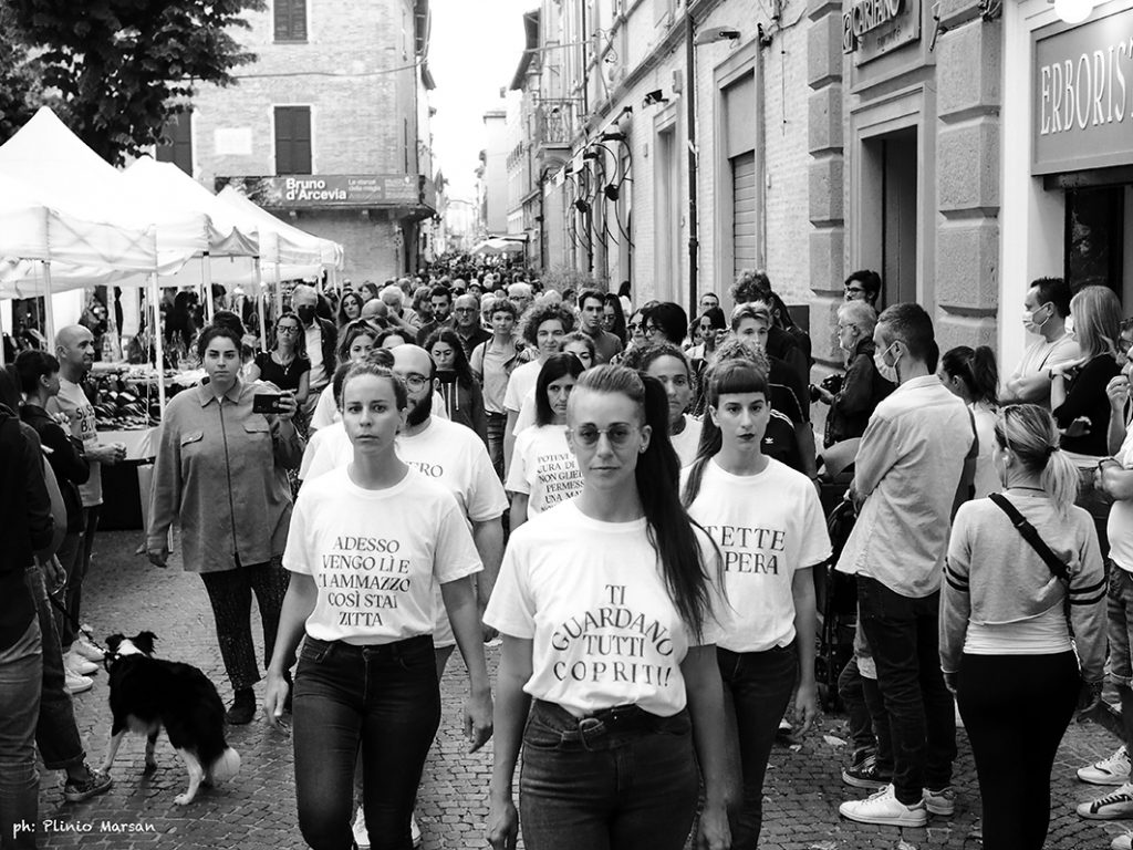 Terenzi, Battistoni e Tomasello durante la performance. A metà della marcia. Nessunə esclusə di Truth inside females e Valentina Battistoni