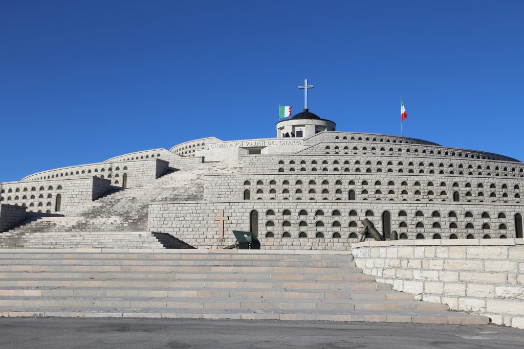 Ossario del Grappa. Il complesso monumentale ospita i resti di oltre 12.600 Caduti italiani e più di 10.200 caduti austro-ungarici, conservati in due distinte strutture, perfettamente collegate tra loro. 10.000 Soldati Ignoti sono raccolti in due urne ai lati della cappella centrale. 