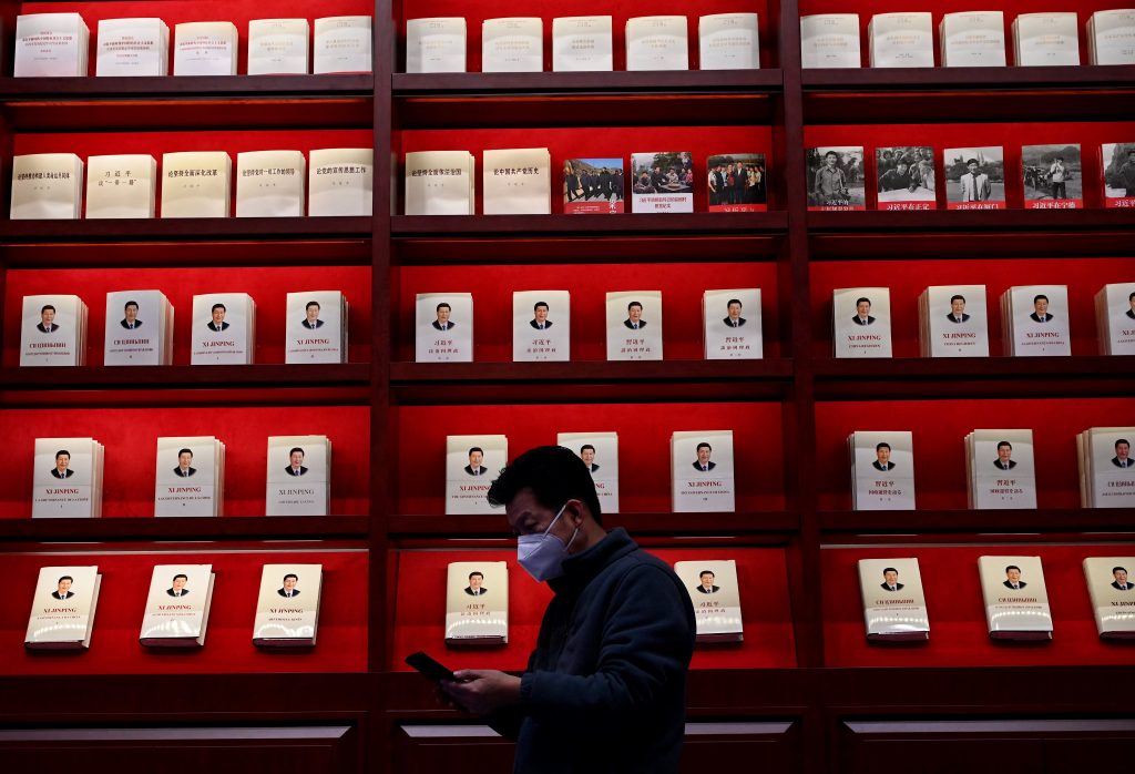 Literary classics collection of the Communist Party Museum, Beijing. Dall'account twitter @zaikandongxi, Xi Jinping Looking At Things 习近平在看东西, Nov. 12, 2021. 