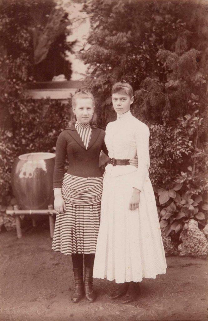la principessa del dolce, Ksenia adolescente, con Maria di Grecia, 1890. Unknown authorUnknown author, Public domain, via Wikimedia Commons